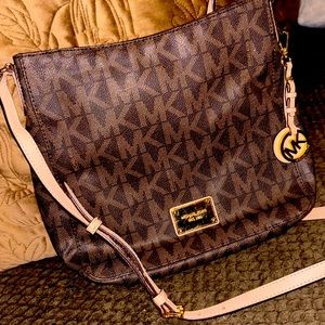 Michael Kors Signature Crossbody!